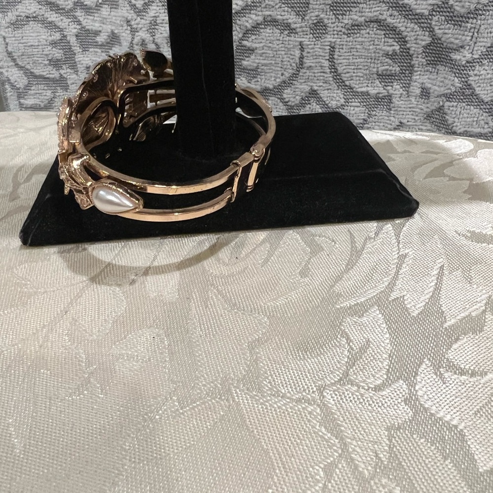 Pearly bangle bracelet. OS - Picture 2 of 5